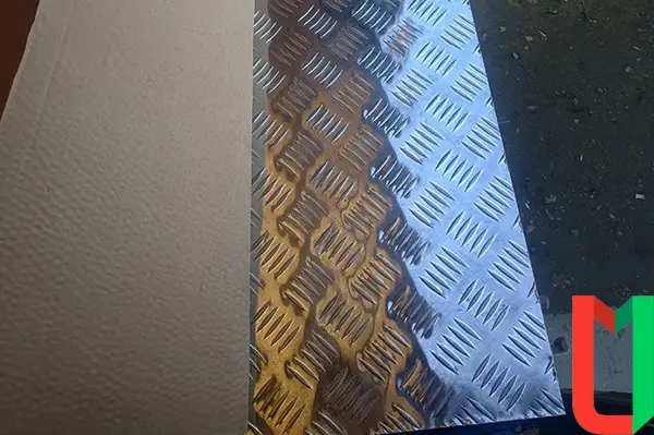 Рифлёный алюминиевый лист чечевица 4х300х4000 мм АМг2